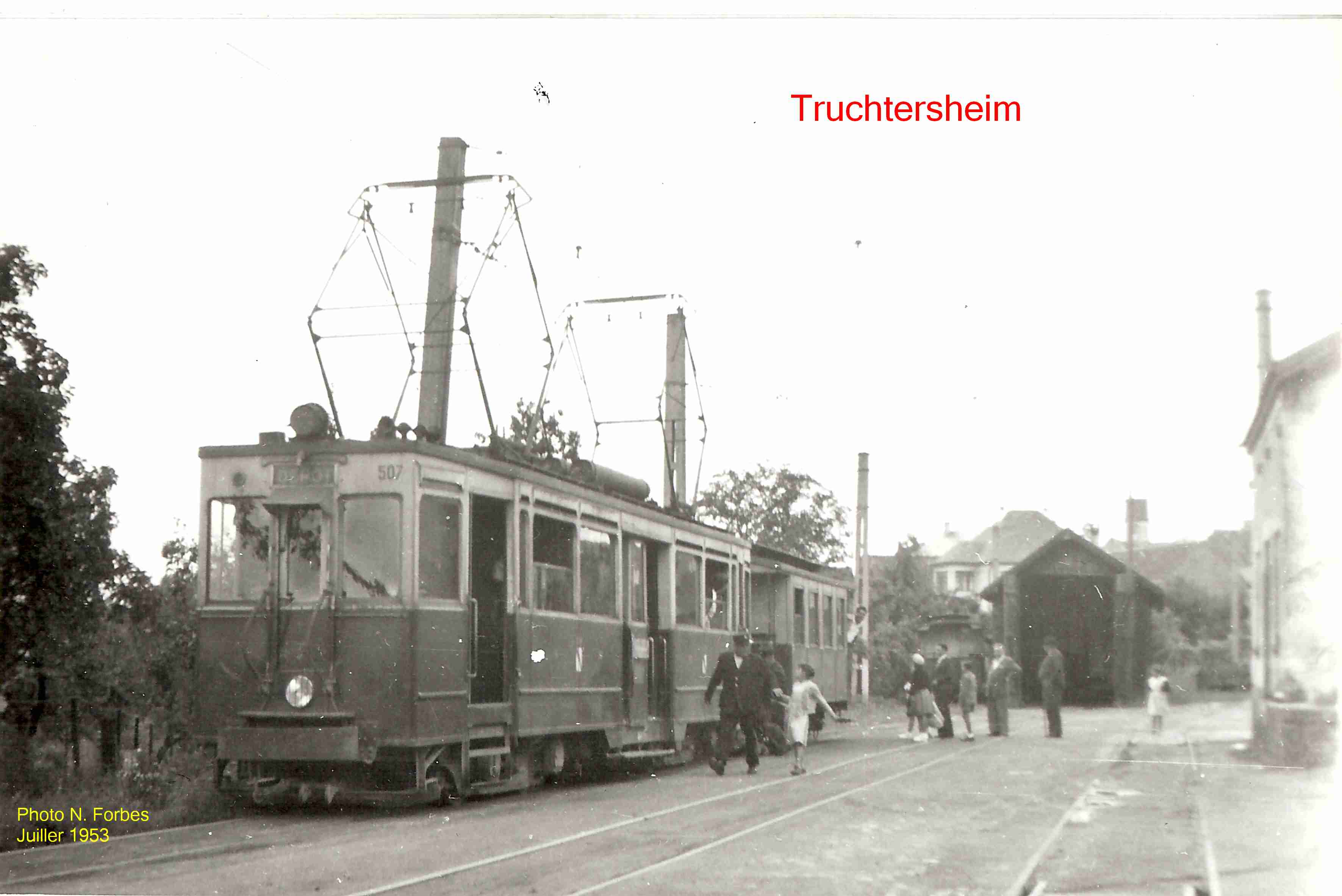 L'automotrice n° 507 et sa remorque au terminus de Truchtersheim.